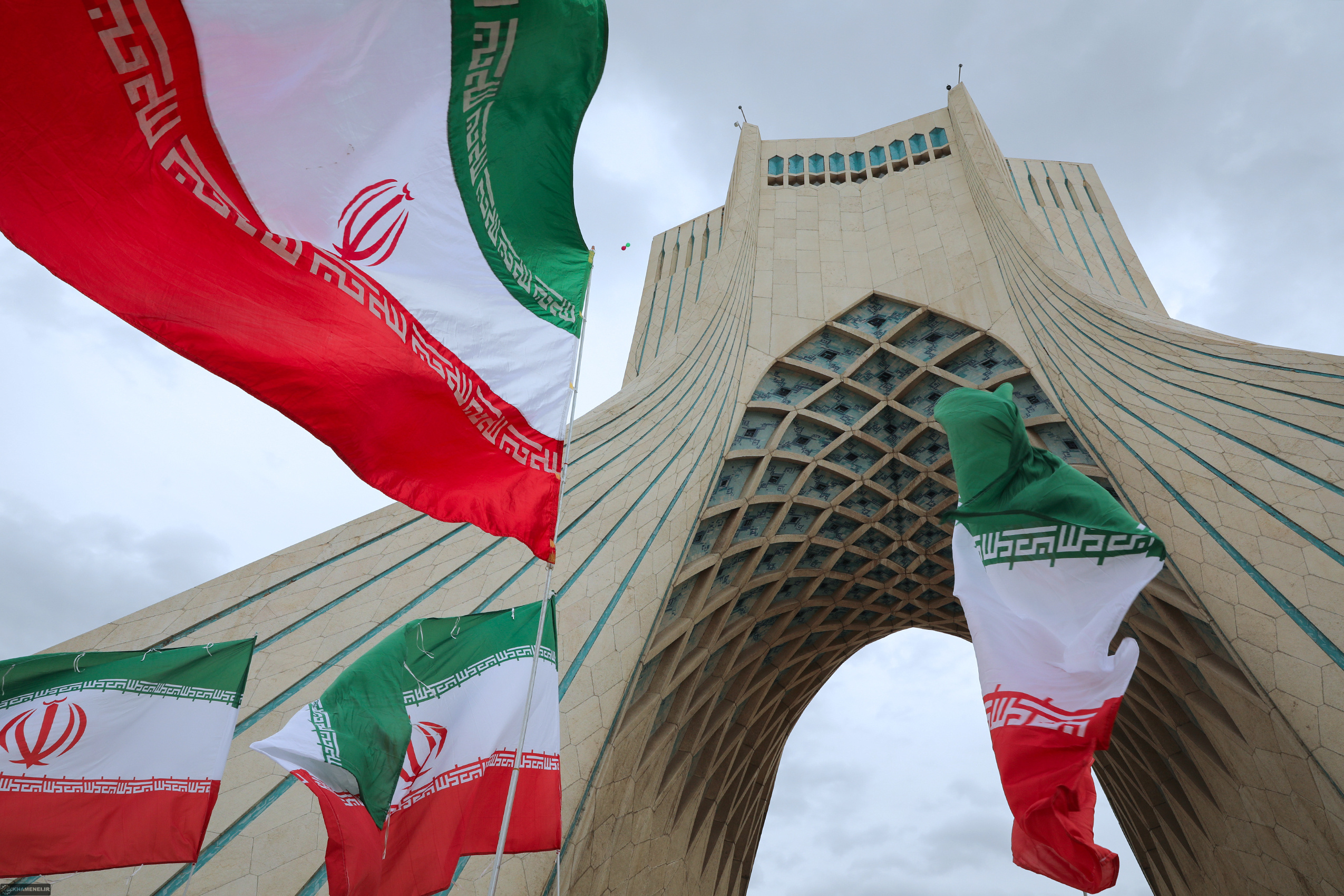 أيّها الشعب الإيراني العزيز، لقد رفعتم رأس إيران عاليًا